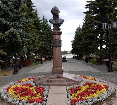 Памятник великому флотоводцу